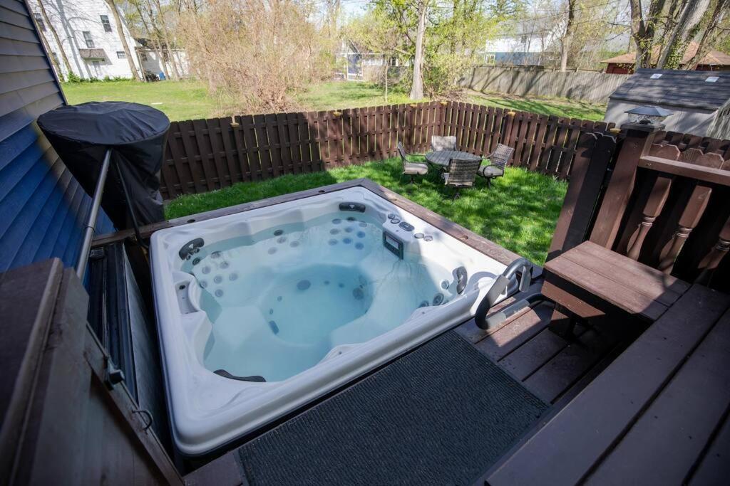 Villa Walk To Nd, Hot Tub, Lux Kitchen, Pet Friendly South Bend Exterior foto